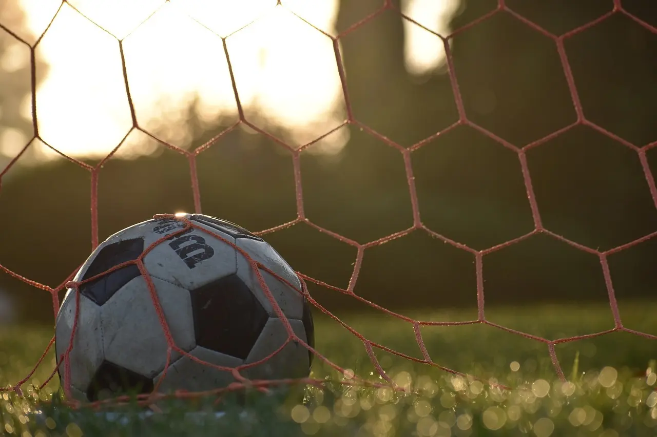 Serie B 2025, runde 10: Sene afgørelser, VAR-drama og en overbevisende grøn-hvid storm