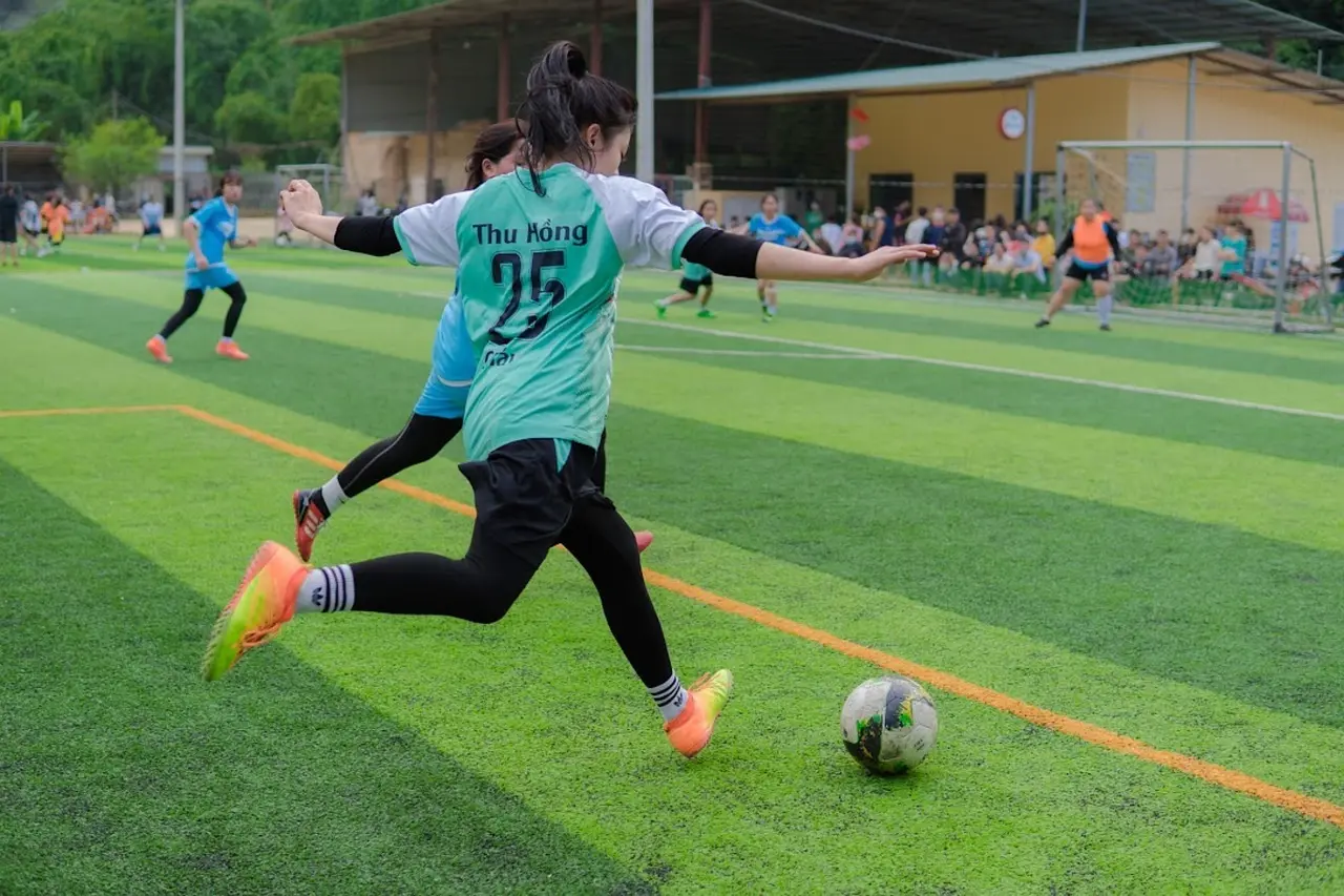 Serie C 2025 – runde 16: Sene afgørelser, straffespark og disciplinære momenter prægede en tætspillet weekend