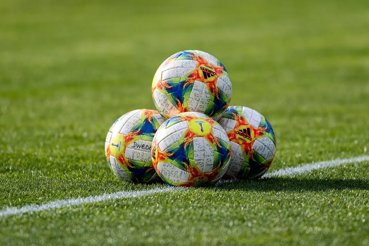 Serie B 2025, runde 30: Sene udligninger, stramme forsvar og markante disciplinære øjeblikke