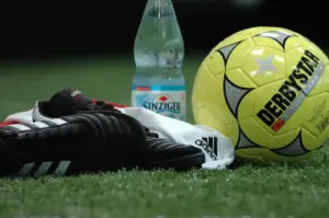 Serie D 2025 – runde 11: Storsejre, sene afgørelser og røde kort i en tæt landsdækkende fodboldweekend