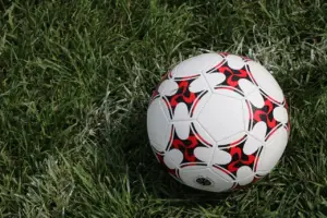 Serie B 2025 – Runde 22: sene straffespark, stærke udebanepoint og et par kampe på et knivsblad