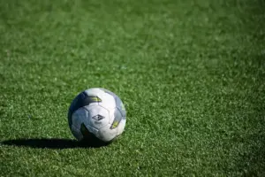 Serie B 2025 – Runde 29: Målrige opgør, sene afgørelser og en målløs derby-ramasjang