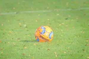 Serie B 2025 – Runde 35: straffesparksnervemål, udligninger i tillægstiden og en udvisning, der satte sit præg