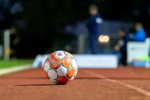 Serie D 2026 runde 6: Sene afgørelser, straffesparksdrama og en markant udesejr
